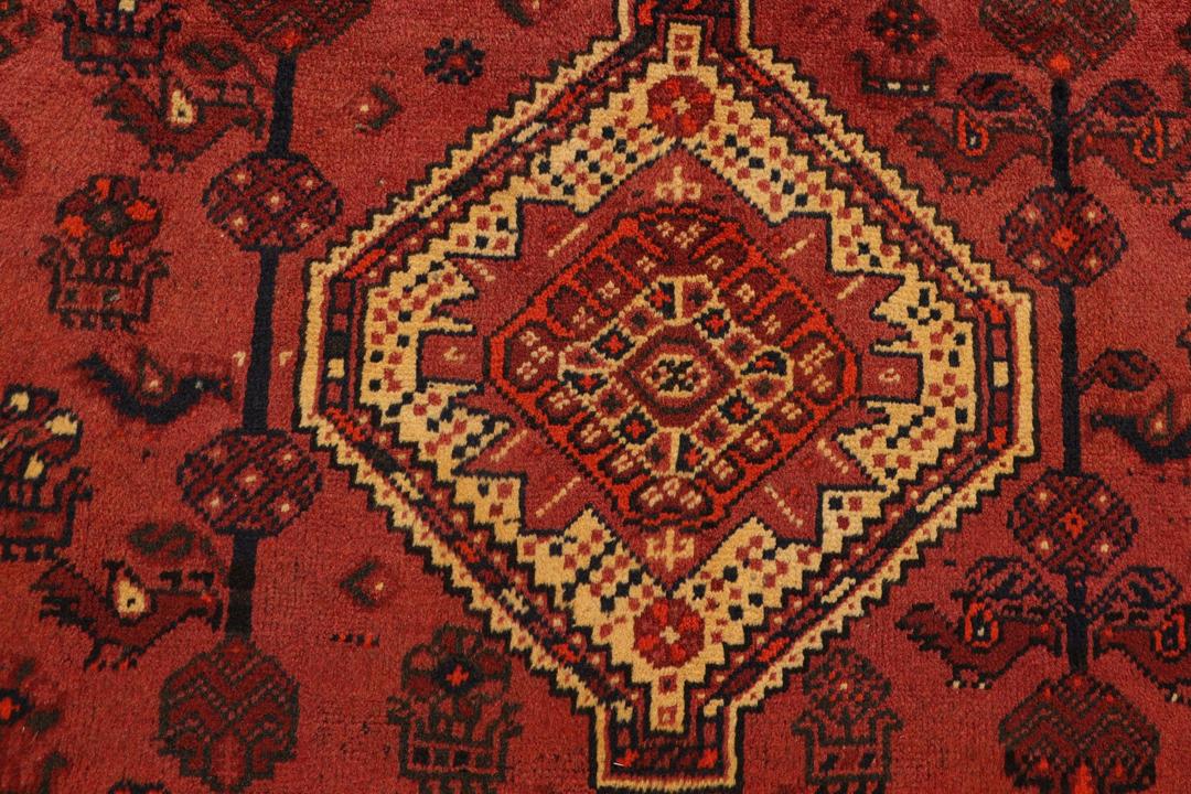 Handgeknoopt Shiraz tapijt met een dieprood en blauw geometrisch tribaal ontwerp