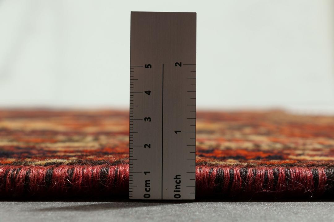 Handgeknoopt Shiraz tapijt met een dieprood en blauw geometrisch tribaal ontwerp