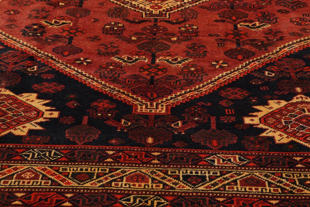 Handgeknoopt Shiraz tapijt met een dieprood en blauw geometrisch tribaal ontwerp