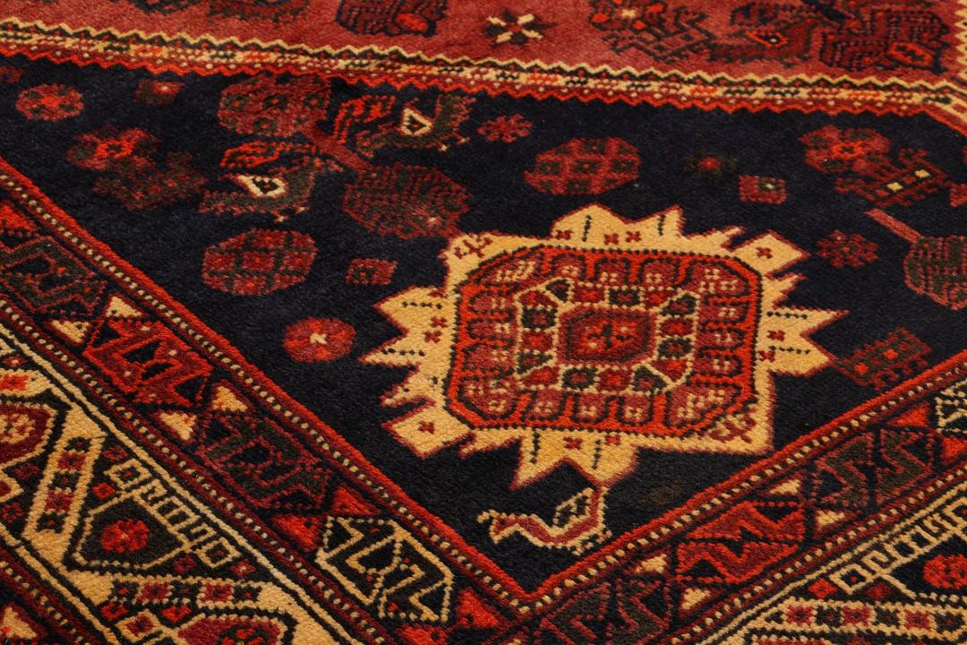 Handgeknoopt Shiraz tapijt met een dieprood en blauw geometrisch tribaal ontwerp