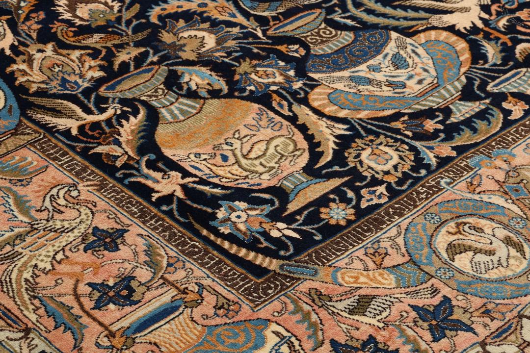Et rektangulært håndknyttet Kashmar-tæppe fra Mellemøsten med en mørkeblå bund og ornamenterede vasemotiver.
