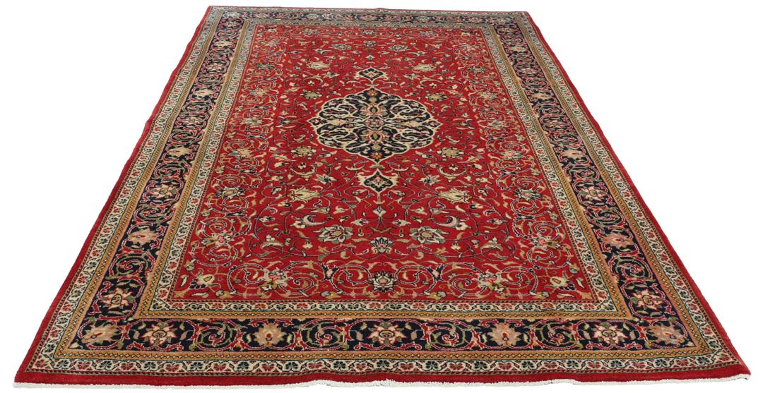 Handgeknoopt Sarough-tapijt uit het Midden-Oosten in tinten rood en blauw.