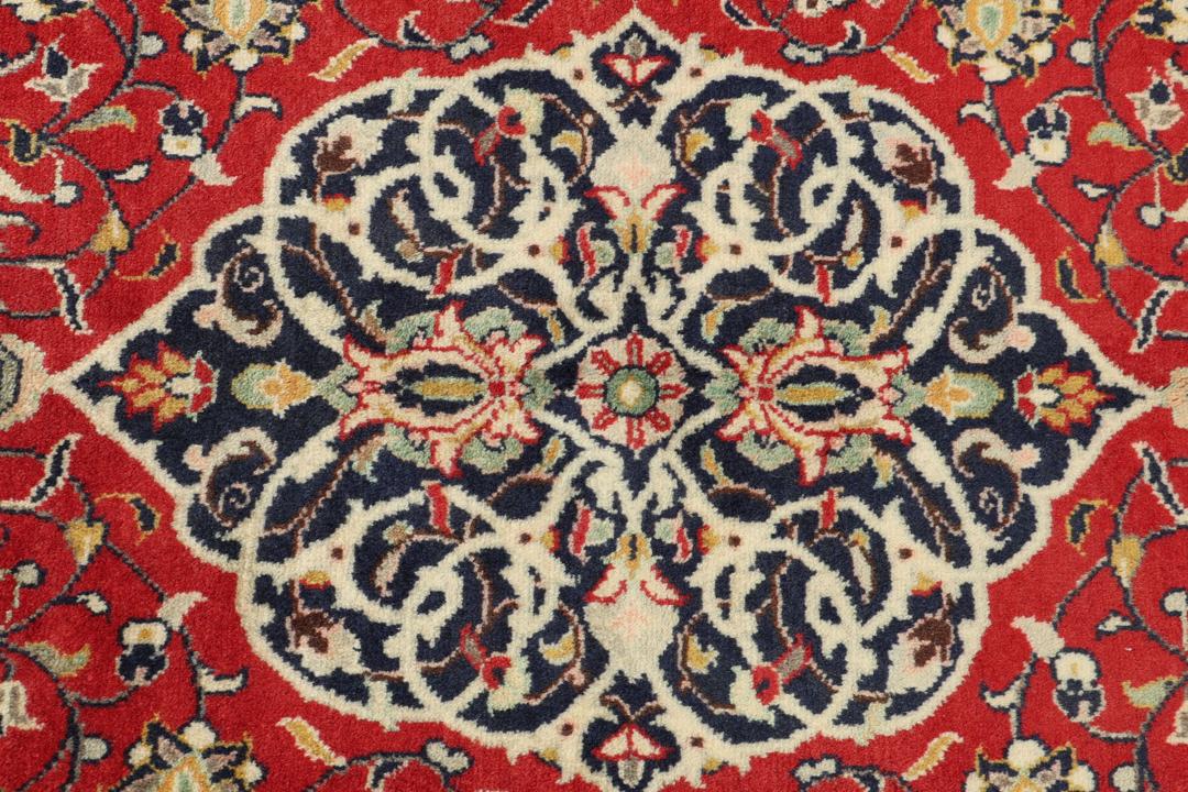 Handgeknoopt Sarough-tapijt uit het Midden-Oosten in tinten rood en blauw.