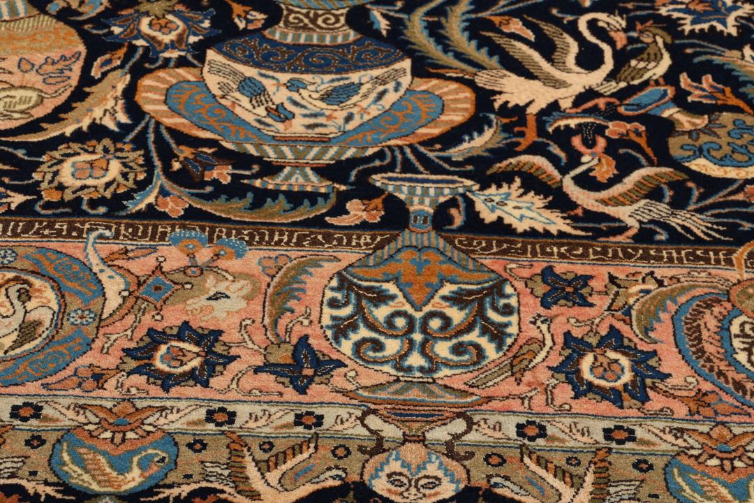 Et rektangulært håndknyttet Kashmar-tæppe fra Mellemøsten med en mørkeblå bund og ornamenterede vasemotiver.