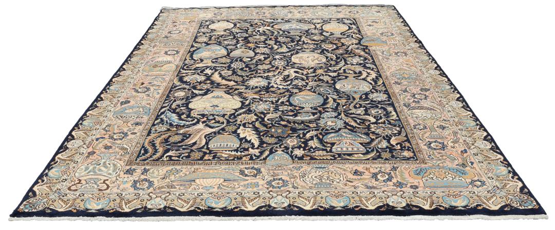 Et rektangulært håndknyttet Kashmar-tæppe fra Mellemøsten med en mørkeblå bund og ornamenterede vasemotiver.