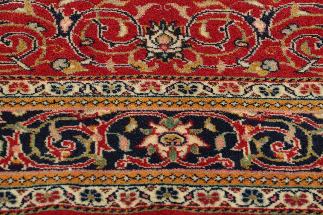 Handgeknoopt Sarough-tapijt uit het Midden-Oosten in tinten rood en blauw.