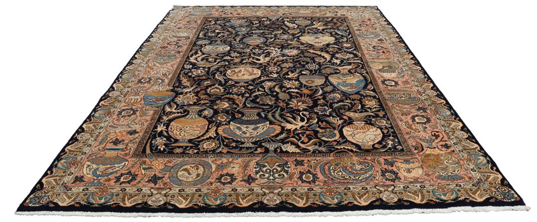Et rektangulært håndknyttet Kashmar-tæppe fra Mellemøsten med en mørkeblå bund og ornamenterede vasemotiver.