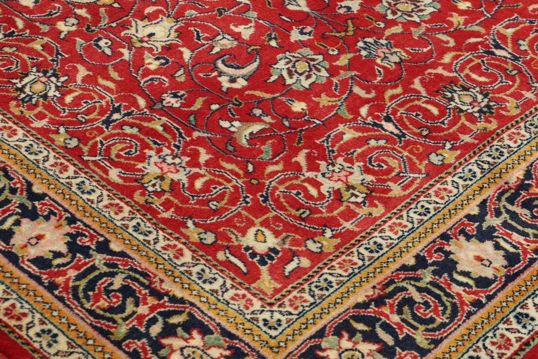 Handgeknoopt Sarough-tapijt uit het Midden-Oosten in tinten rood en blauw.