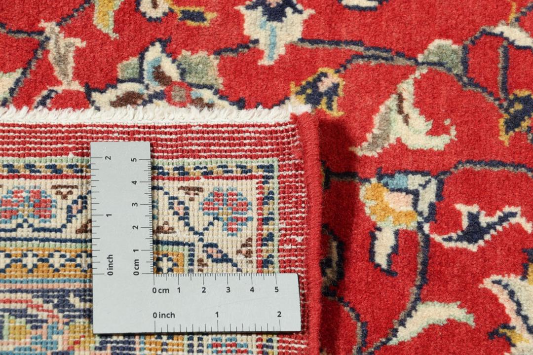 Handgeknoopt Sarough-tapijt uit het Midden-Oosten in tinten rood en blauw.