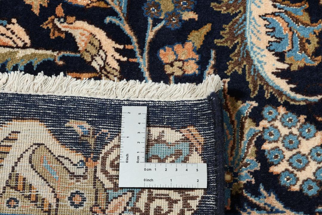 Et rektangulært håndknyttet Kashmar-tæppe fra Mellemøsten med en mørkeblå bund og ornamenterede vasemotiver.