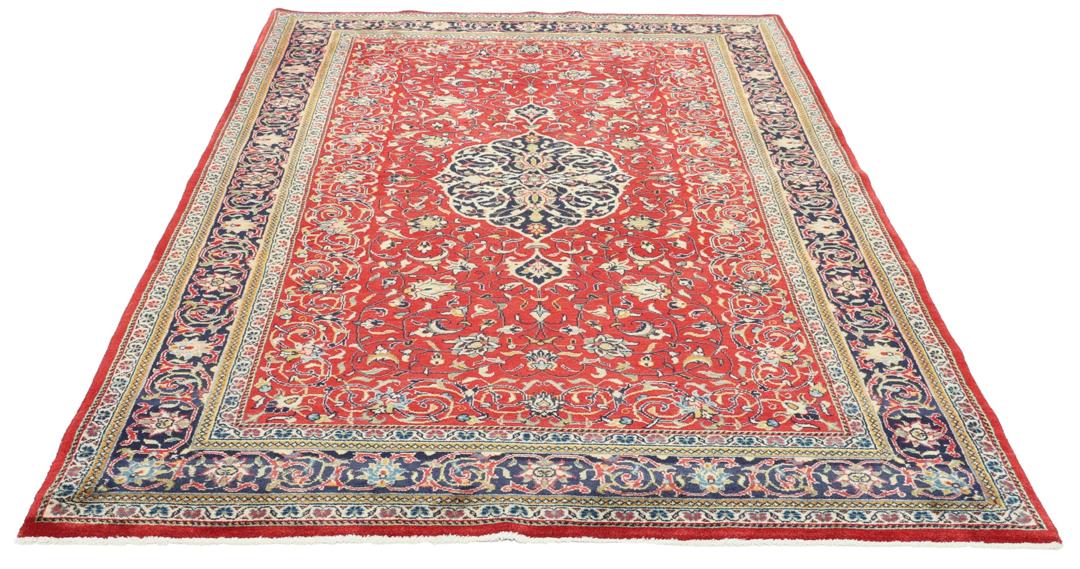 Handgeknoopt Sarough-tapijt uit het Midden-Oosten in tinten rood en blauw.
