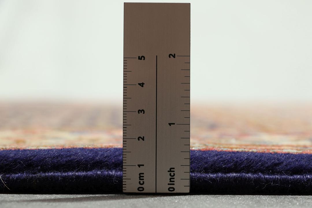 Un tapis rectangulaire Moud du Moyen-Orient présentant un champ bleu profond et des motifs floraux complexes.