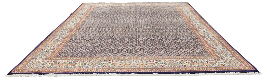 Un tapis rectangulaire Moud du Moyen-Orient présentant un champ bleu profond et des motifs floraux complexes.
