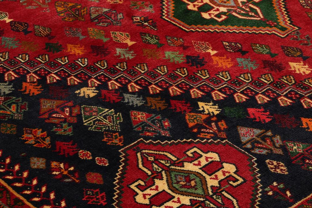 Handgeknoopt tapijt uit het Midden-Oosten met een rood veld en geometrische medaillons
