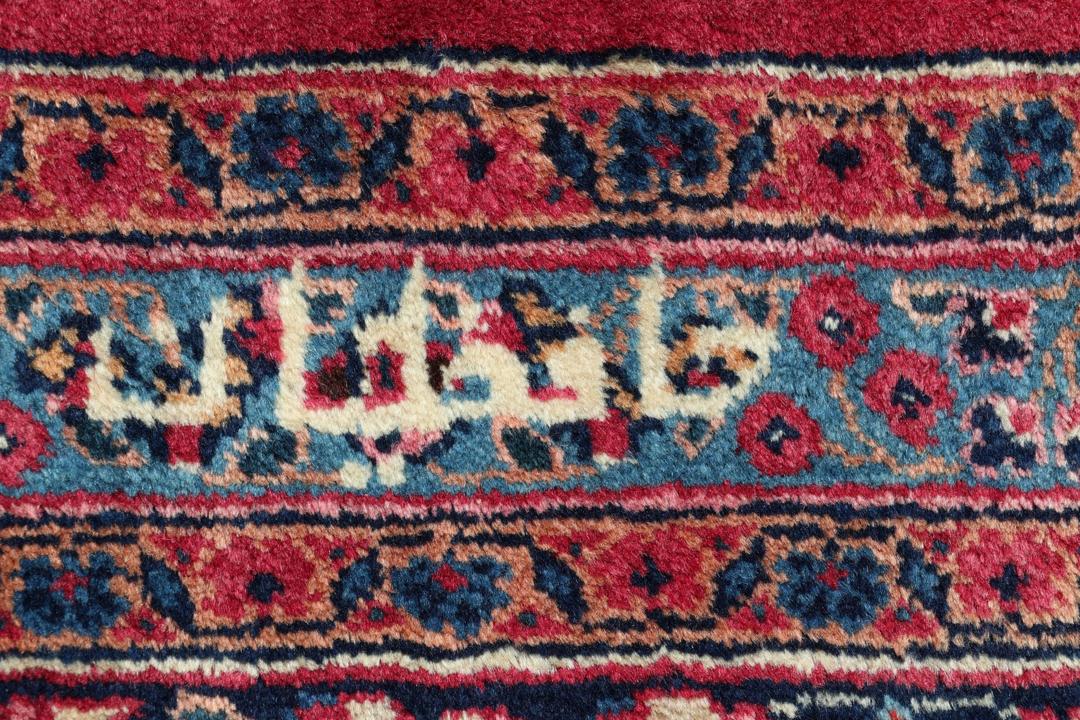 Tapis Mashad rouge noué à la main originaire du Moyen-Orient