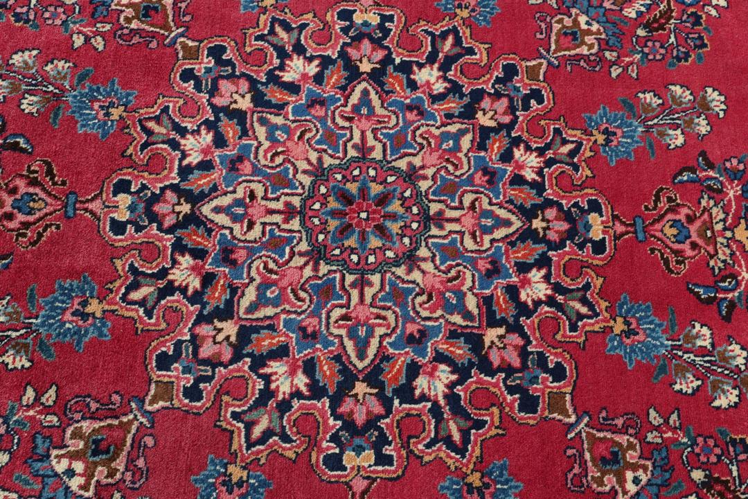 Tapis Mashad rouge noué à la main originaire du Moyen-Orient