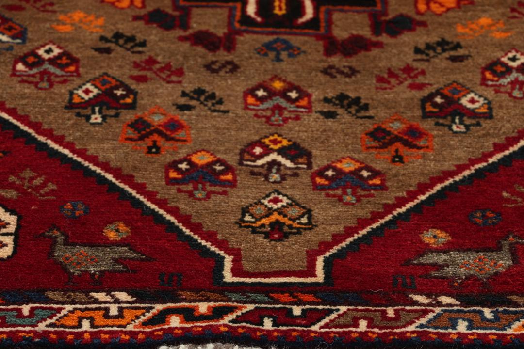 Handgeknoopt Shiraz-tapijt uit het Midden-Oosten met een rood en bruin geometrisch ontwerp.