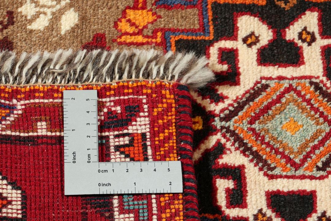 Handgeknoopt Shiraz-tapijt uit het Midden-Oosten met een rood en bruin geometrisch ontwerp.