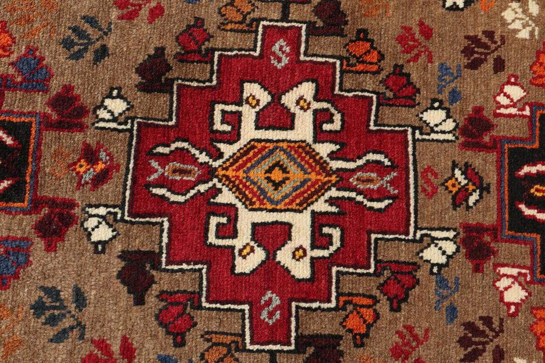 Handgeknoopt Shiraz-tapijt uit het Midden-Oosten met een rood en bruin geometrisch ontwerp.