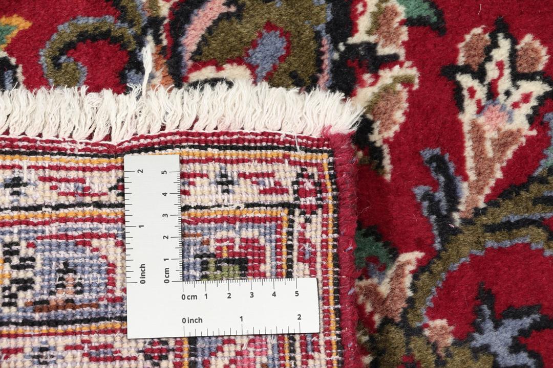 Ein großer, rechteckiger, handgeknüpfter Keshan-Teppich aus dem Nahen Osten in tiefen Rot- und Schwarztönen.