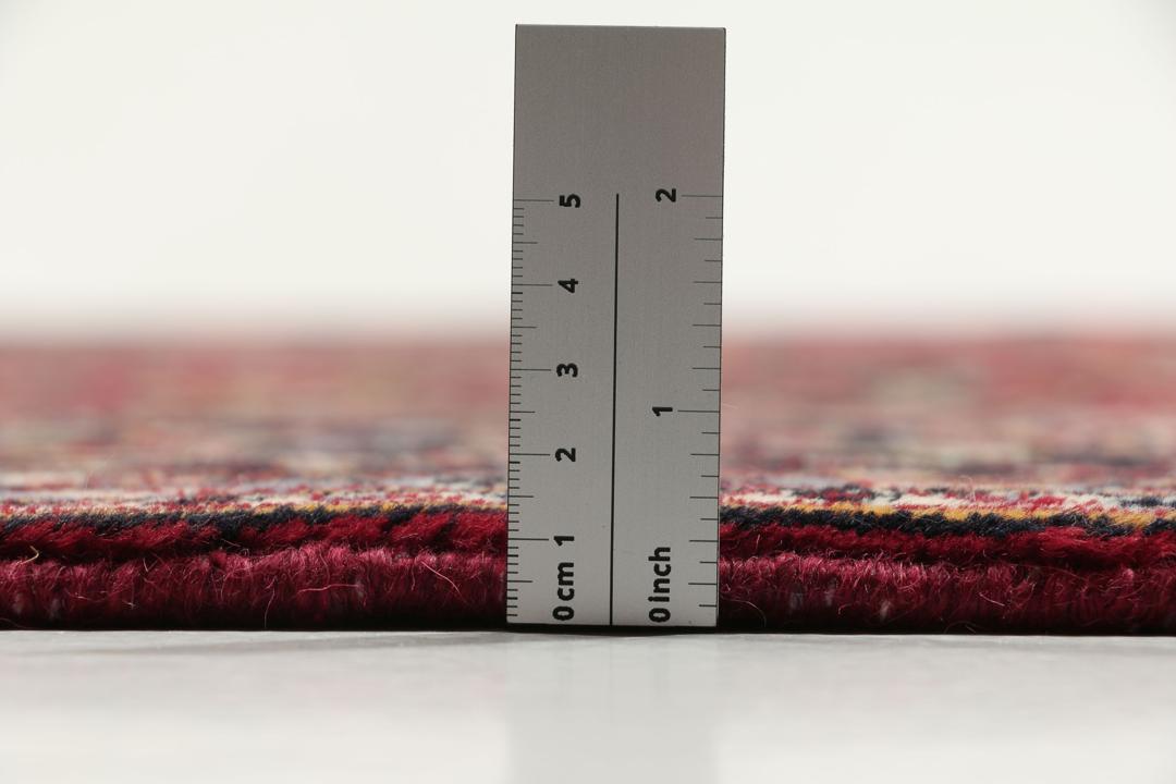 Ein großer, rechteckiger, handgeknüpfter Keshan-Teppich aus dem Nahen Osten in tiefen Rot- und Schwarztönen.