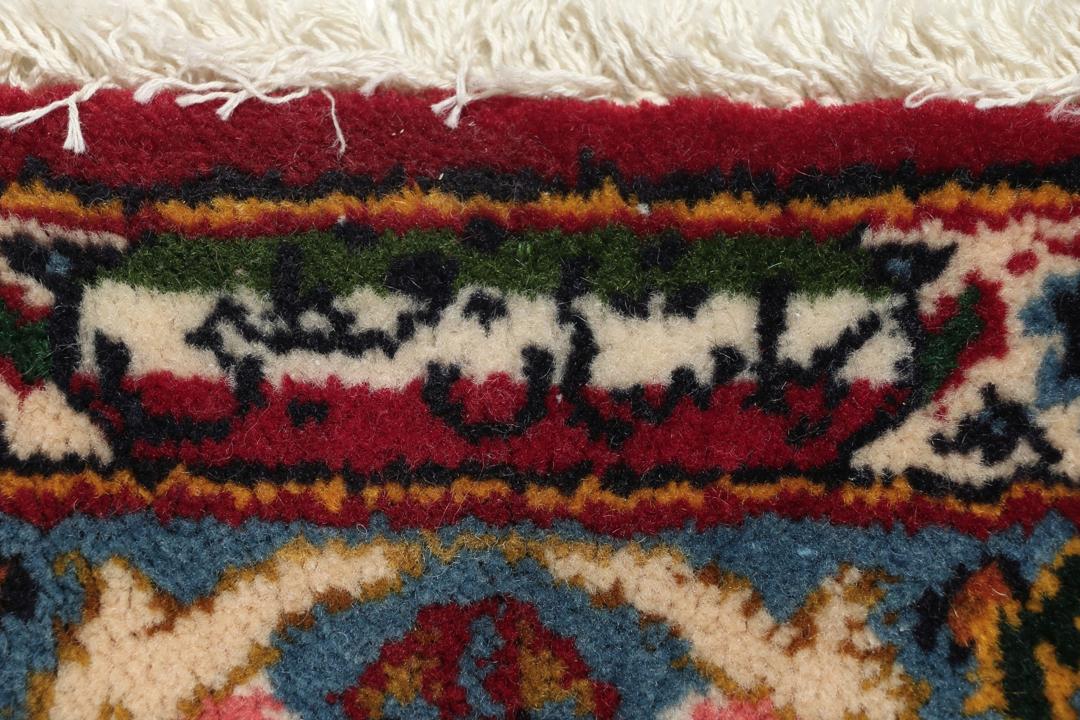 Ein großer, rechteckiger, handgeknüpfter Keshan-Teppich aus dem Nahen Osten in tiefen Rot- und Schwarztönen.