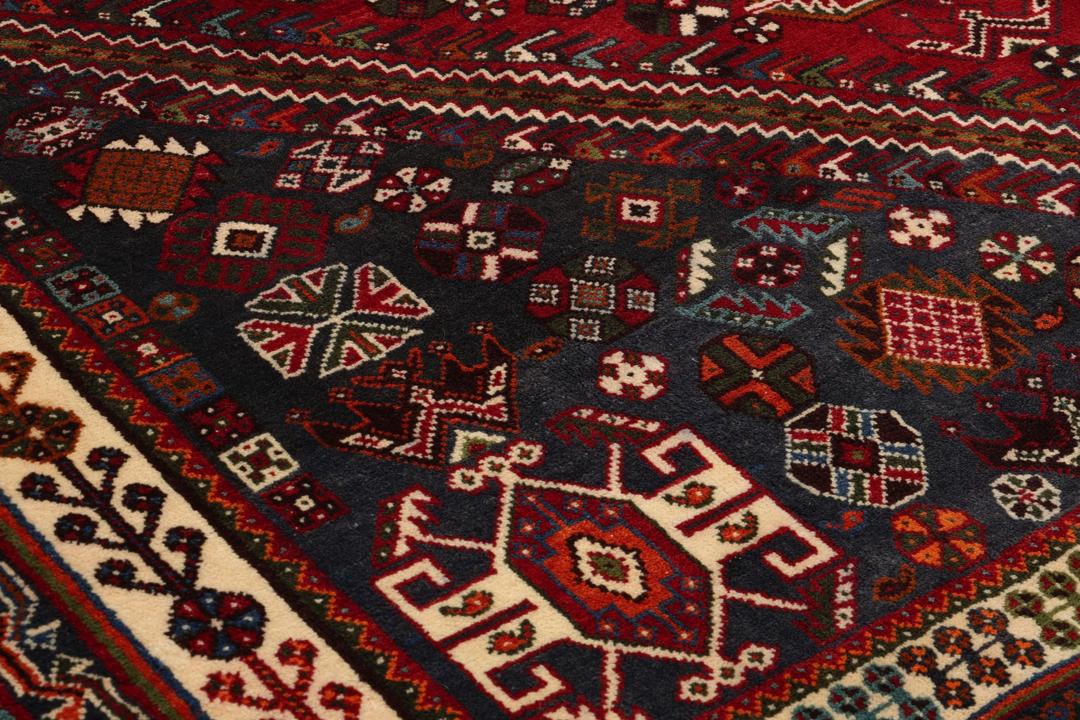 Handgeknoopt Shiraz-tapijt met traditionele tribale patronen uit het Midden-Oosten in rood en blauw
