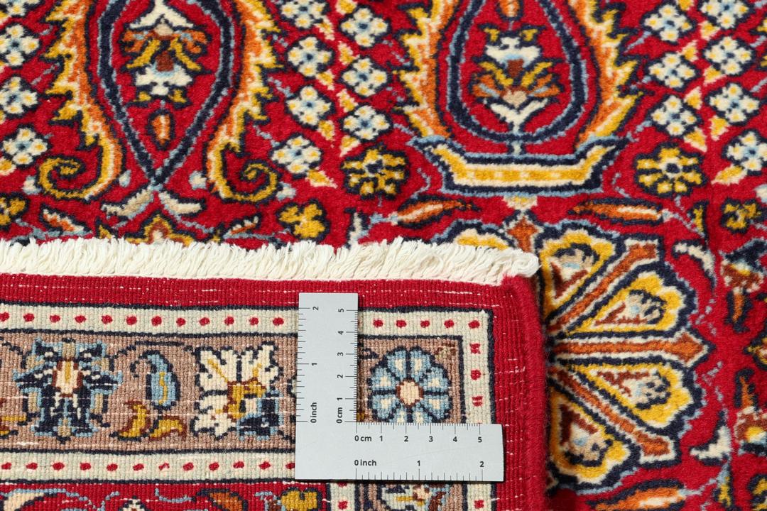 Een handgeknoopt Moud-tapijt uit het Midden-Oosten met een rijk rood veld en decoratieve bloempatronen.