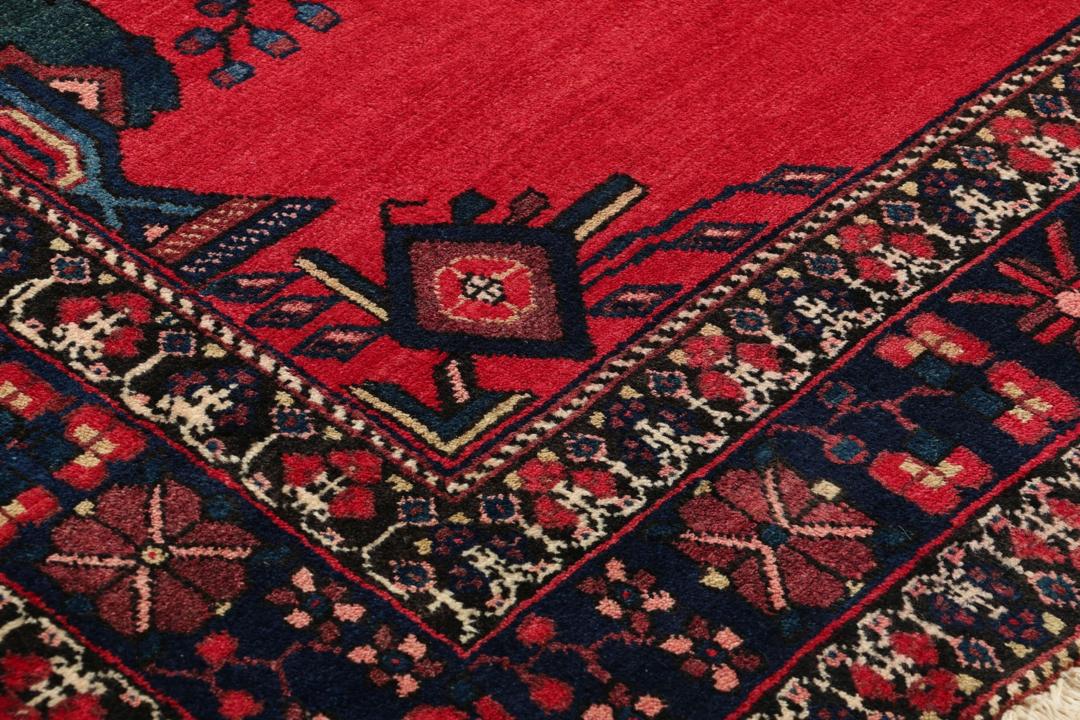 Handgeknoopt Afshar-tapijt uit het Midden-Oosten met een levendig rood veld en tribale motieven
