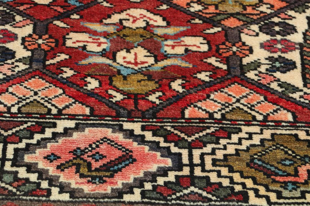 Handgeknoopt tapijt uit het Midden-Oosten in rood met geometrische patronen