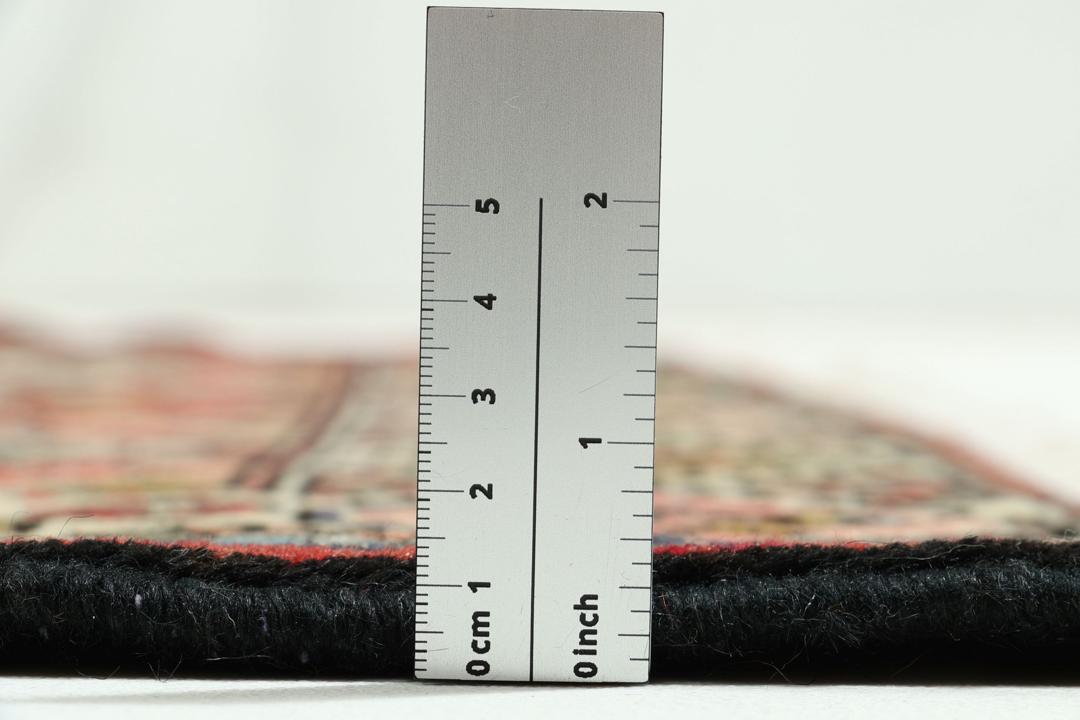 Handgeknoopt tapijt uit het Midden-Oosten in rood met geometrische patronen