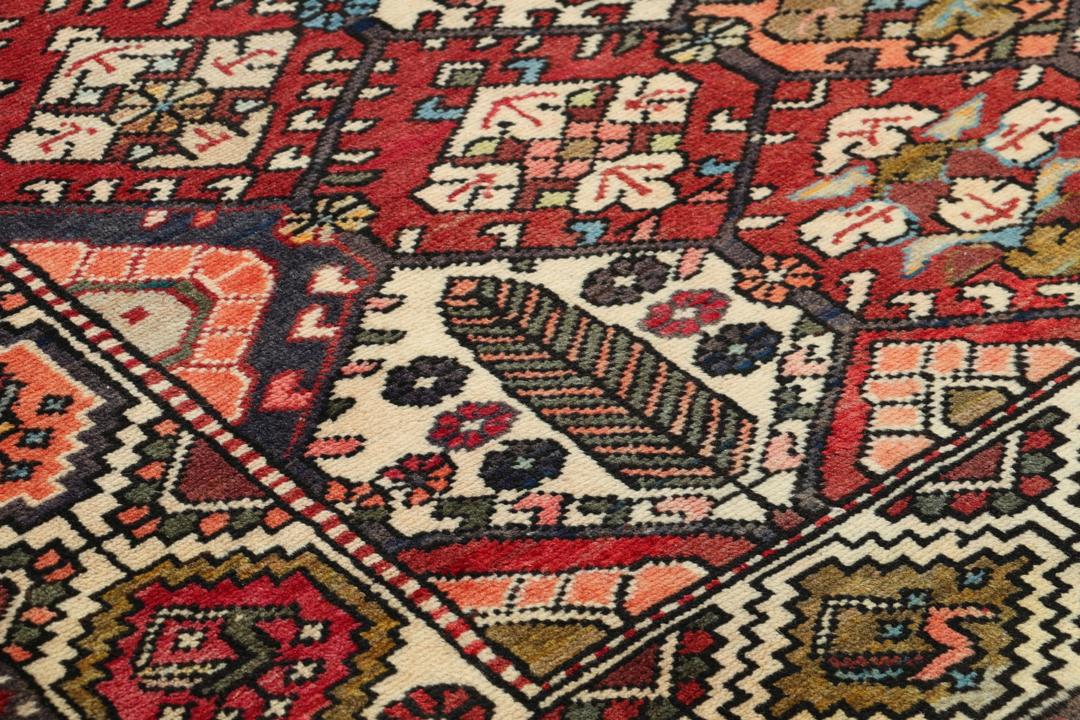 Handgeknoopt tapijt uit het Midden-Oosten in rood met geometrische patronen