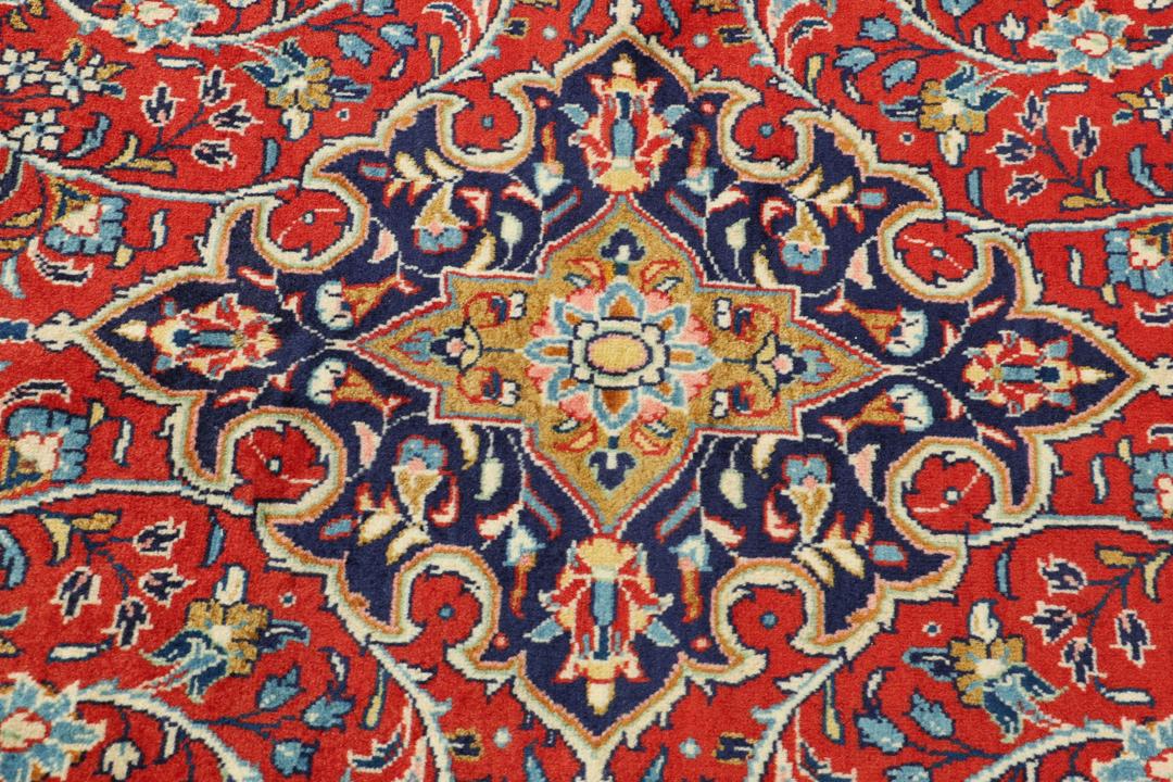 Hand-knotted Sarough rug with floral pattern in red and blue