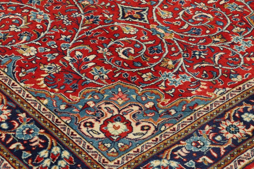 Hand-knotted Sarough rug with floral pattern in red and blue