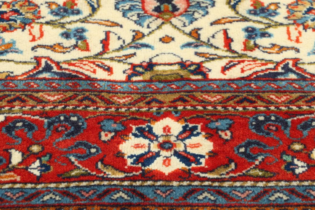 Hand-knotted Sarough wool rug with floral medallion in red and beige