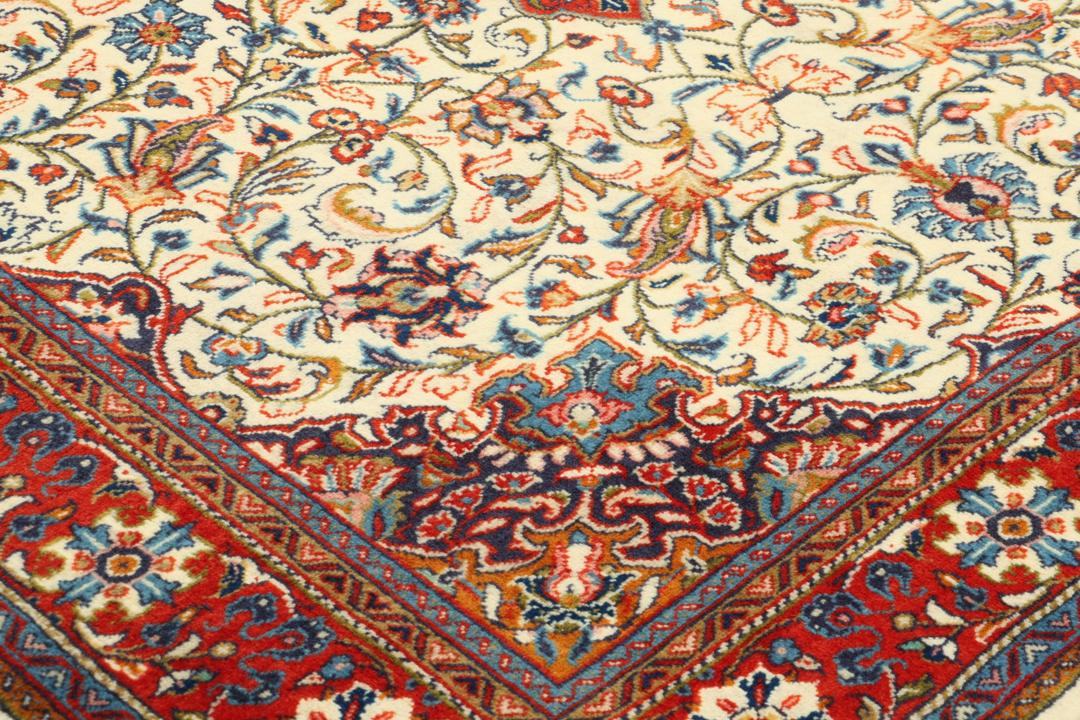 Hand-knotted Sarough wool rug with floral medallion in red and beige