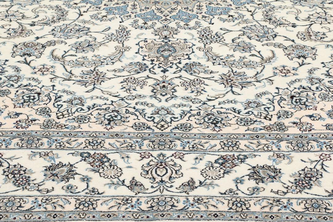 Tapis Nain noué à la main provenant du Moyen-Orient avec un motif floral beige et bleu.