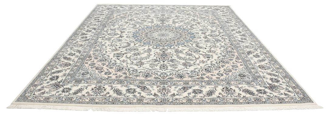 Tapis Nain noué à la main provenant du Moyen-Orient avec un motif floral beige et bleu.