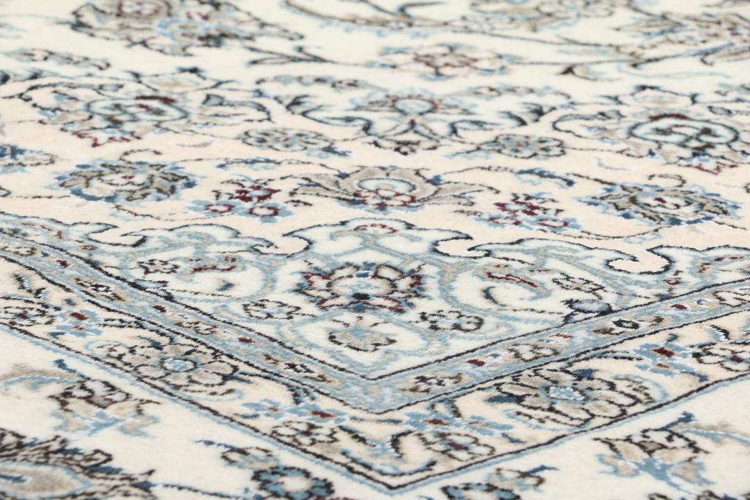 Tapis Nain noué à la main provenant du Moyen-Orient avec un motif floral beige et bleu.