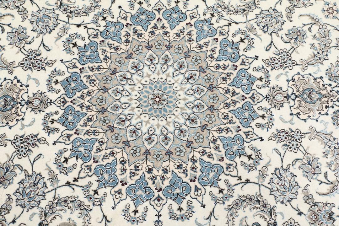 Tapis Nain noué à la main provenant du Moyen-Orient avec un motif floral beige et bleu.