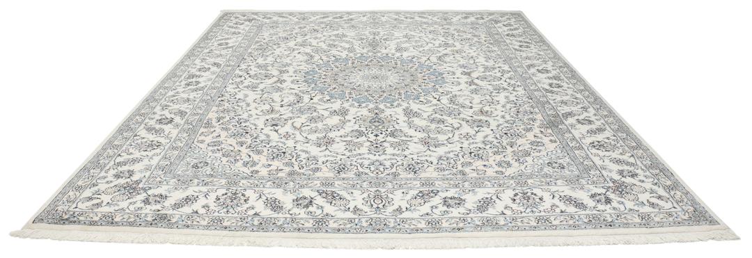 Tapis Nain noué à la main provenant du Moyen-Orient avec un motif floral beige et bleu.