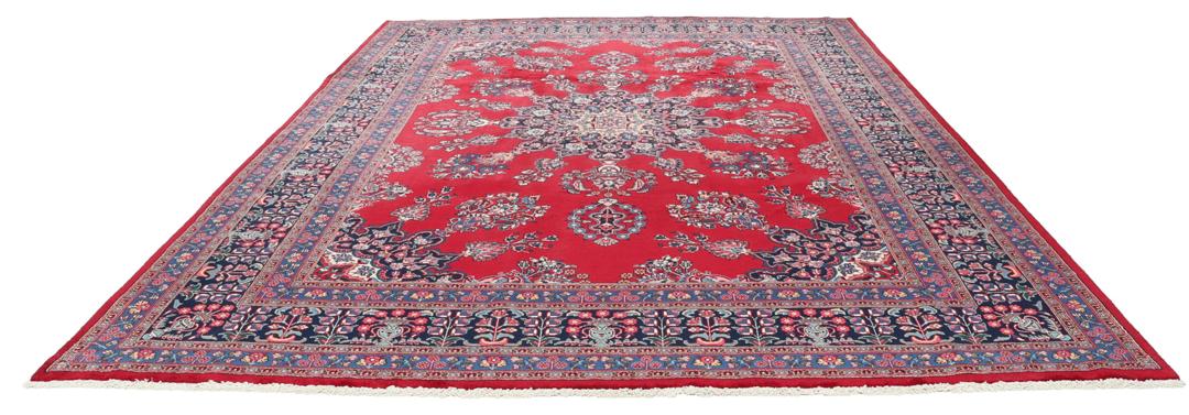Un tapis Mashad noué à la main avec un médaillon central sur fond rouge provenant du Moyen-Orient