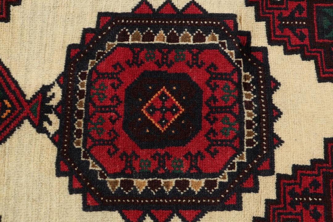 Handgeknoopt Beluch-tapijt uit het Midden-Oosten met rode en beige geometrische patronen