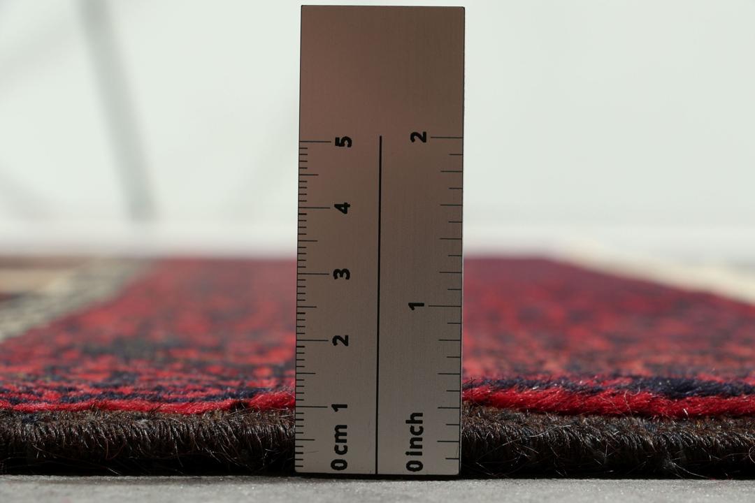 Handgeknoopt Beluch-tapijt uit het Midden-Oosten met rode en beige geometrische patronen
