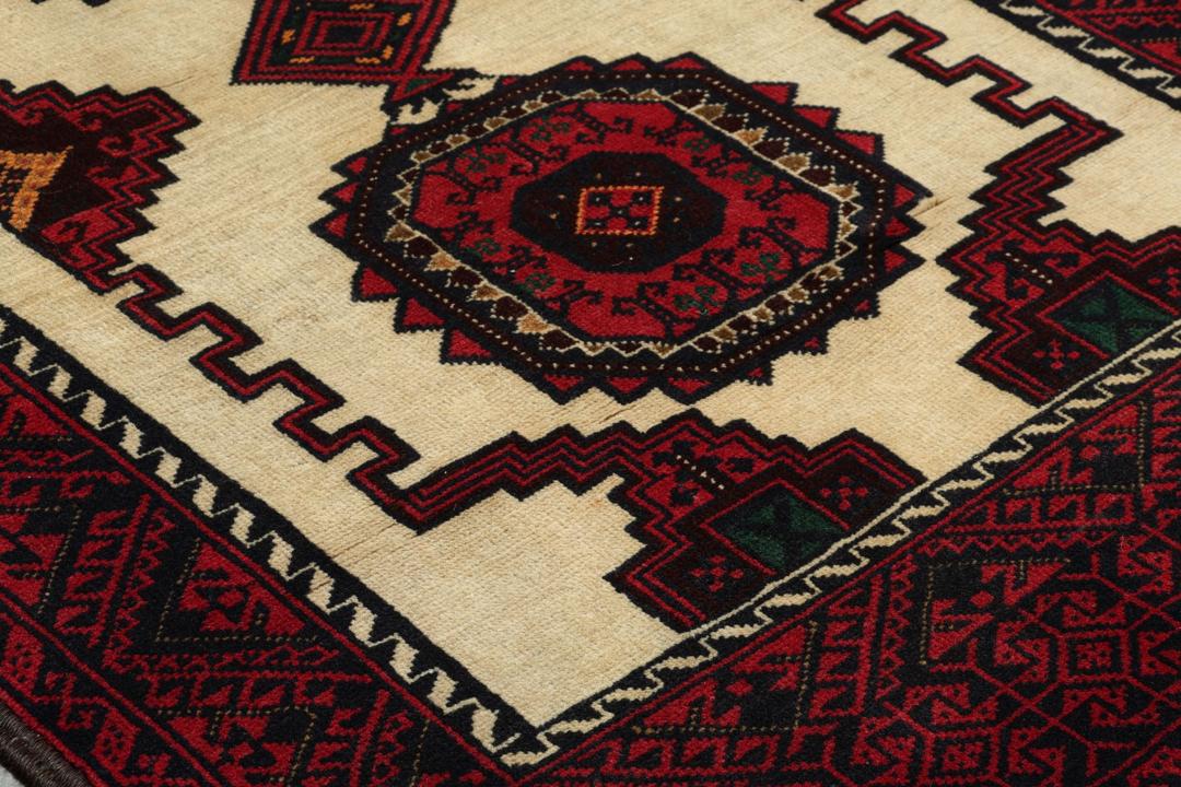 Handgeknoopt Beluch-tapijt uit het Midden-Oosten met rode en beige geometrische patronen