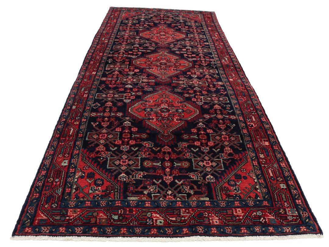Tapis de couloir Hamadan noué à la main provenant du Moyen-Orient dans des tons bleu foncé et rouge.