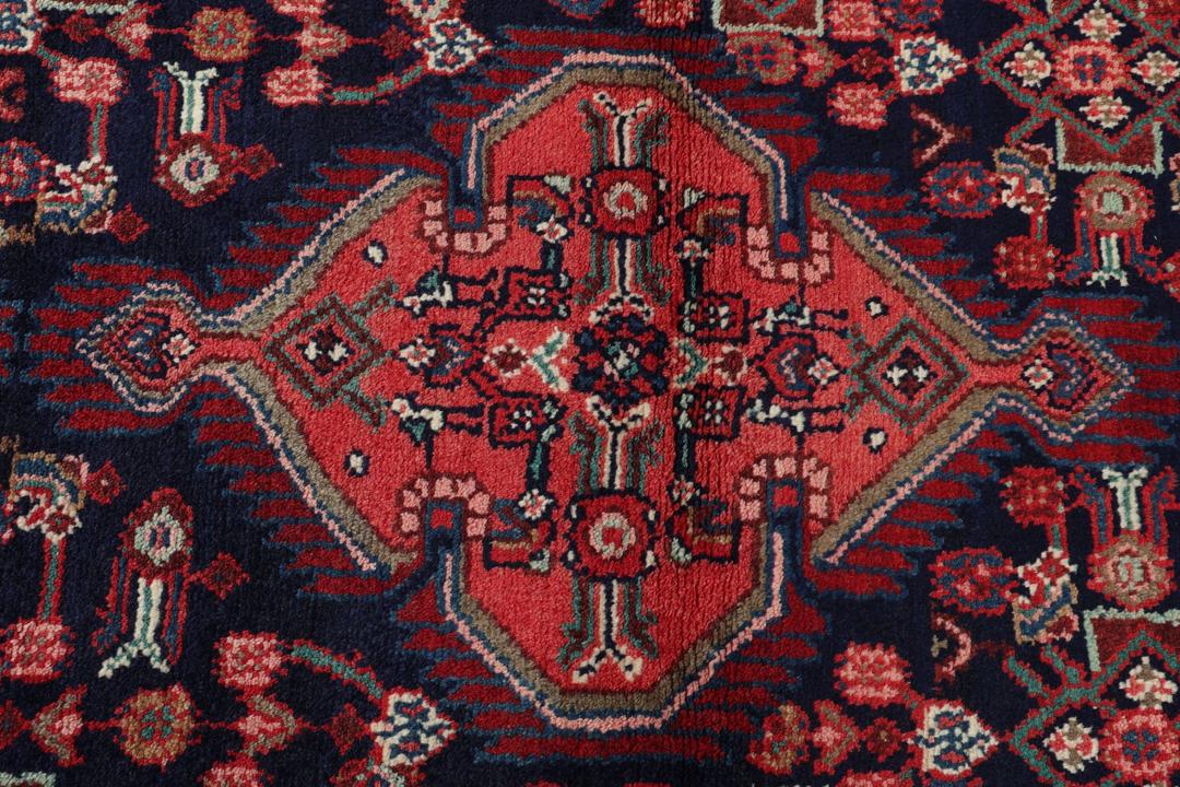 Tapis de couloir Hamadan noué à la main provenant du Moyen-Orient dans des tons bleu foncé et rouge.