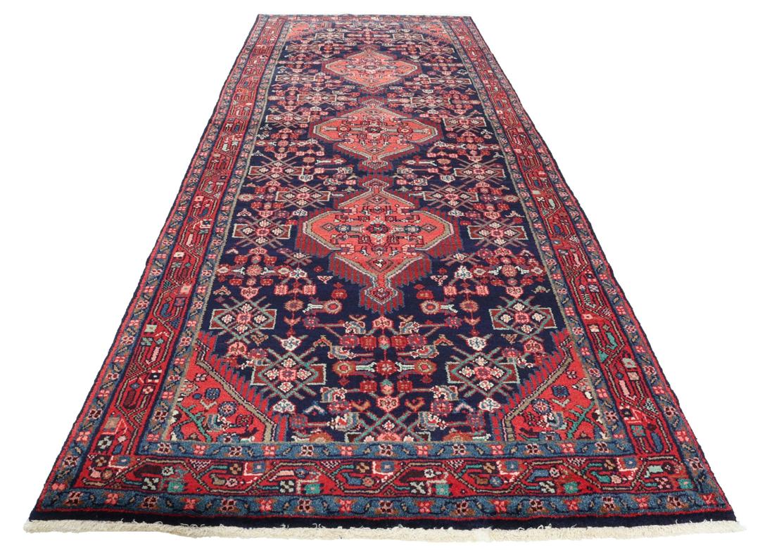 Tapis de couloir Hamadan noué à la main provenant du Moyen-Orient dans des tons bleu foncé et rouge.
