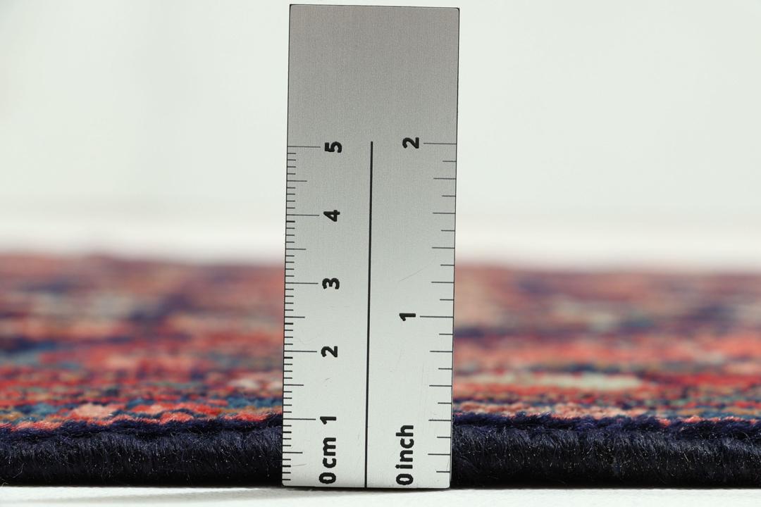 Tapis de couloir Hamadan noué à la main provenant du Moyen-Orient dans des tons bleu foncé et rouge.