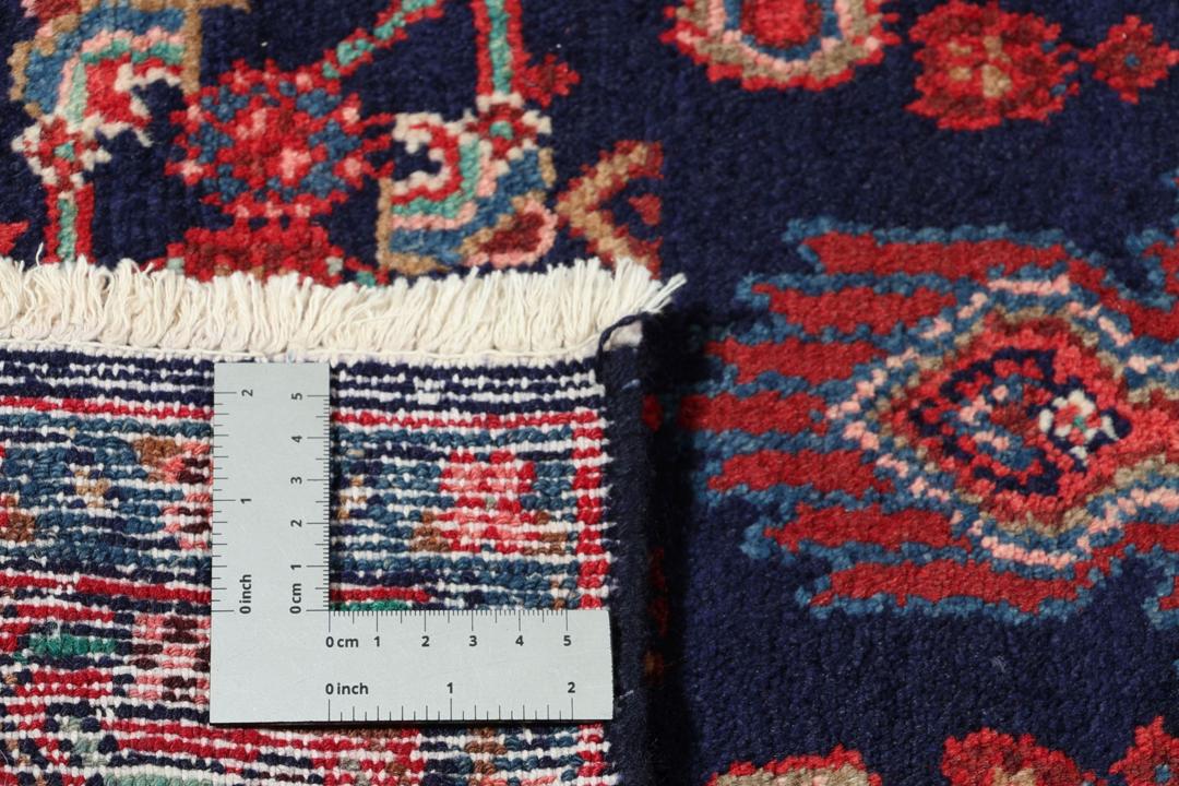 Tapis de couloir Hamadan noué à la main provenant du Moyen-Orient dans des tons bleu foncé et rouge.